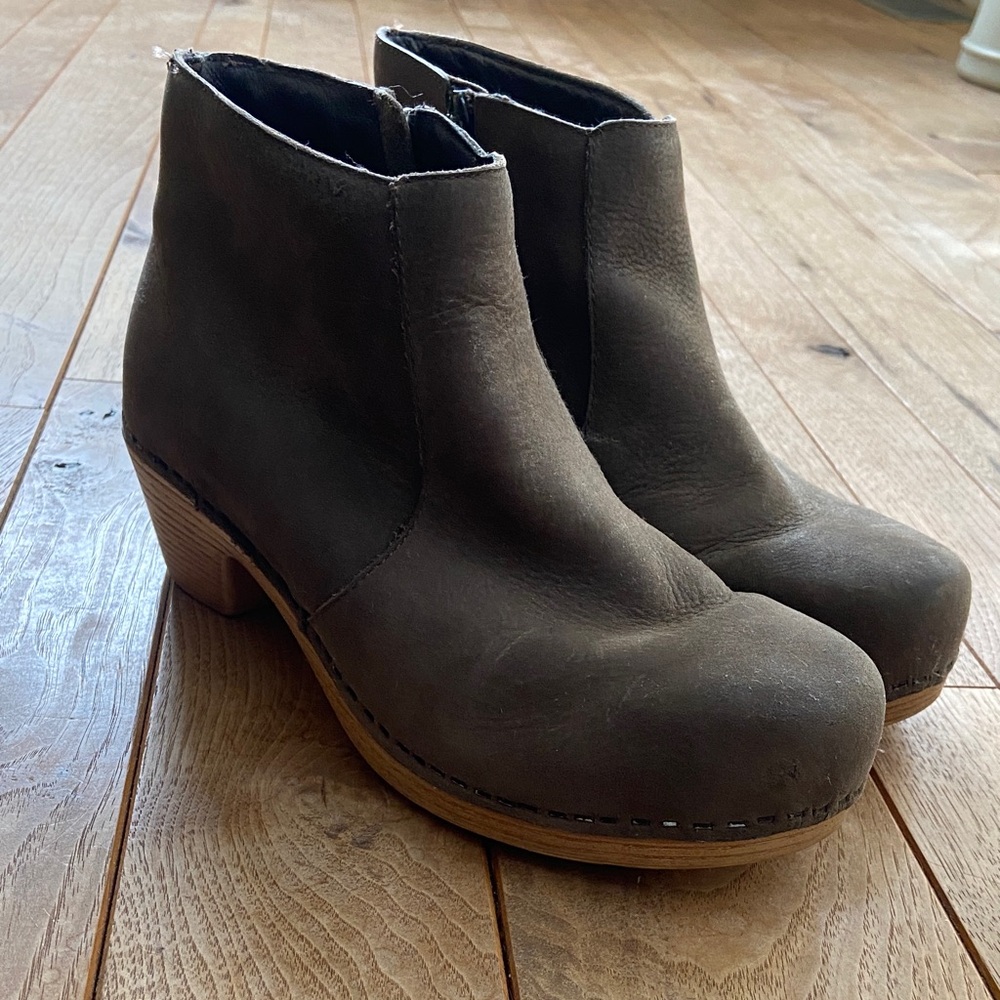Dansko Maria Brown Nubuck Booties Sz 38